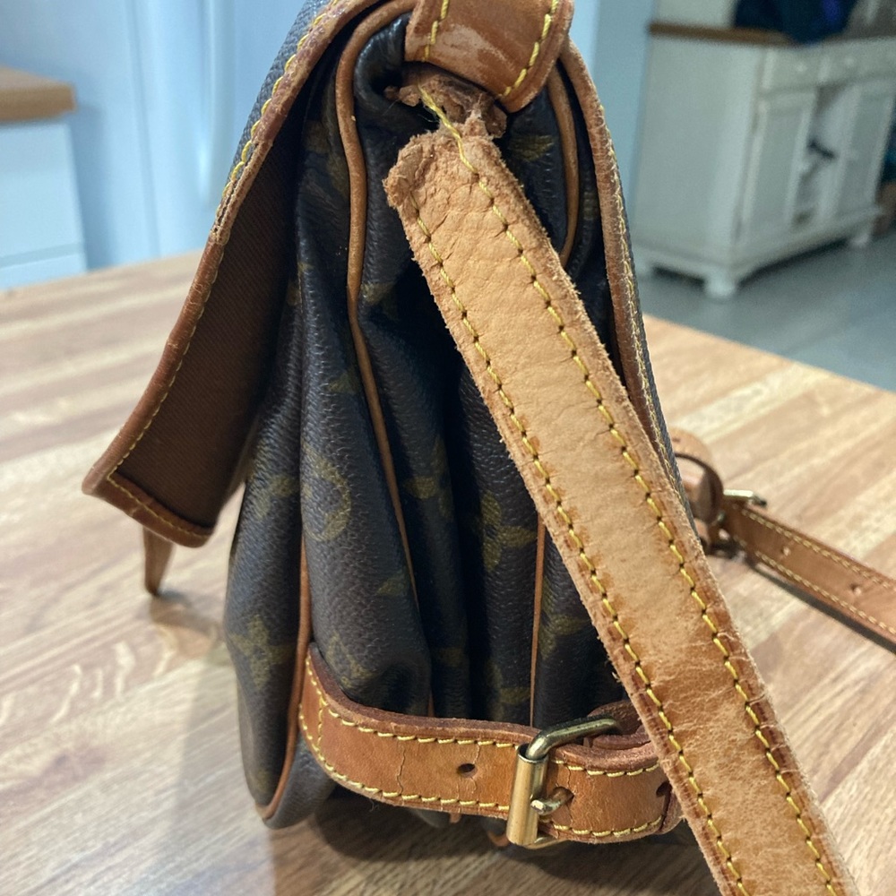 ⭐️Authentic Louis Vuitton Cross Body. - Picture 3 of 8